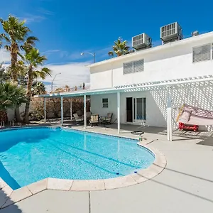 Spacious 5-bedroom Retreat With Pool Minutes From The Vegas Strip Holiday home